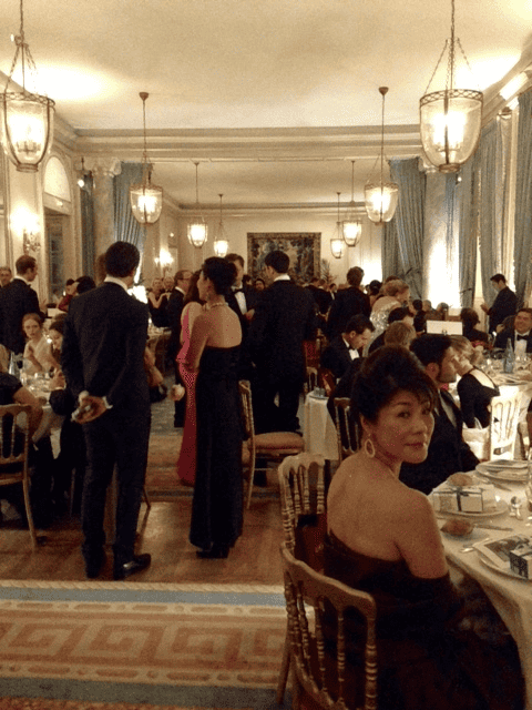 パリの社交パーティー