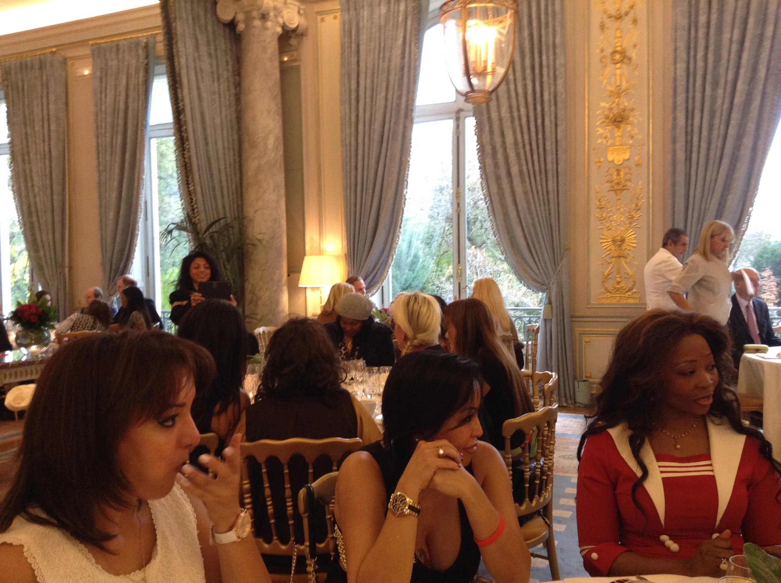 パリの社交パーティー