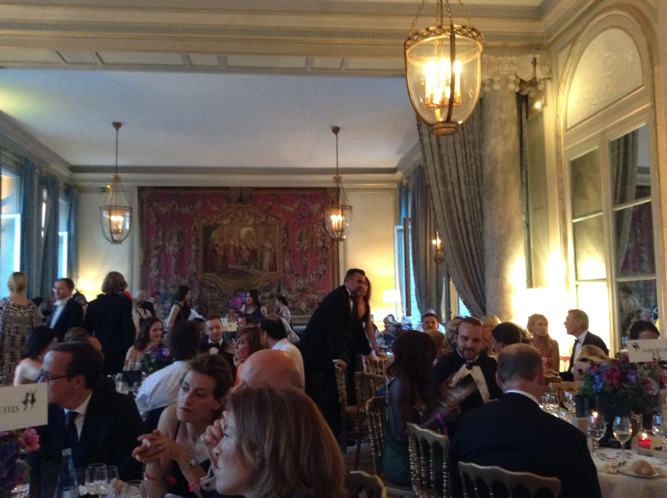 パリの社交パーティー