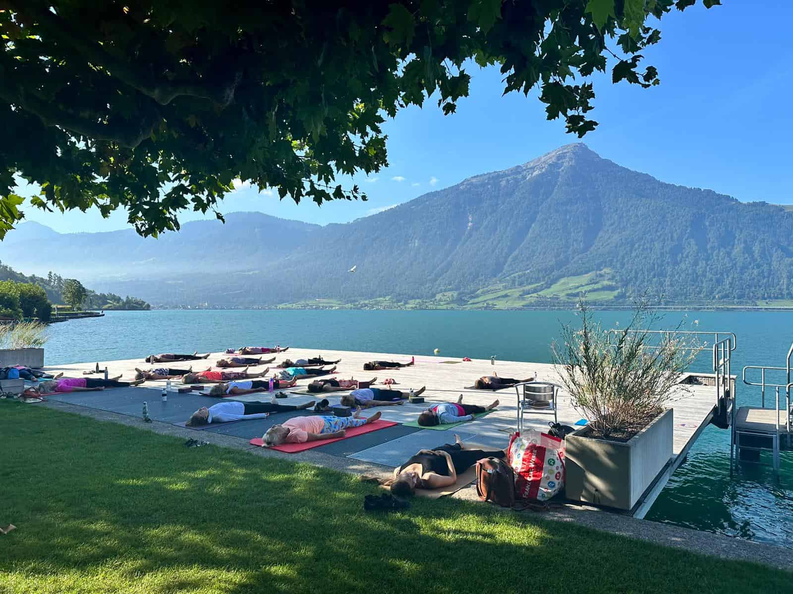 夏のヨガは湖岸で