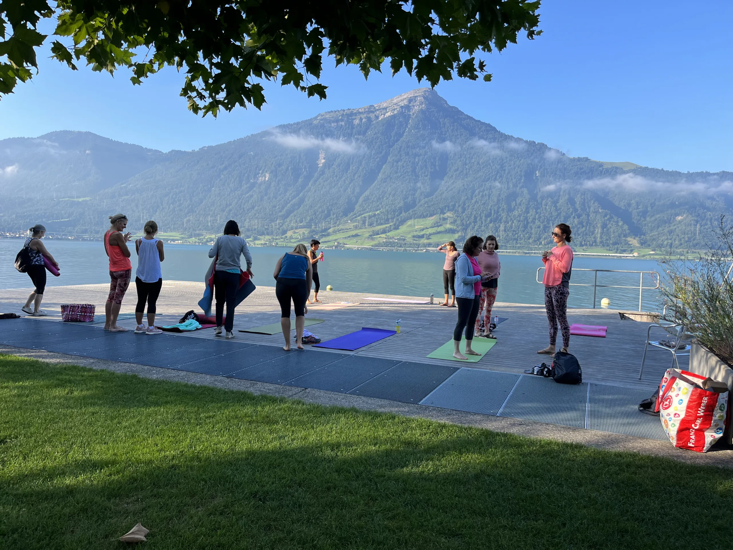 夏のヨガは湖岸で
